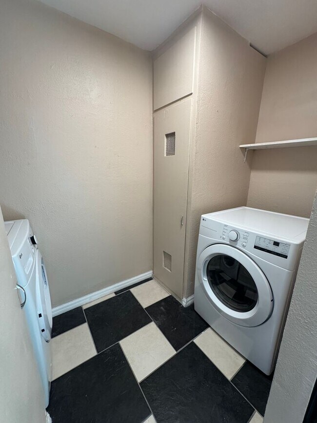 Building Photo - 8070 Worthy Dr