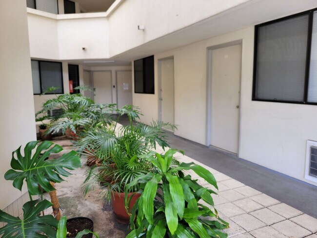 Building Photo - Kulanui Hale - 1 bedroom, 1 bath Unit w/ 1 dedicated parking