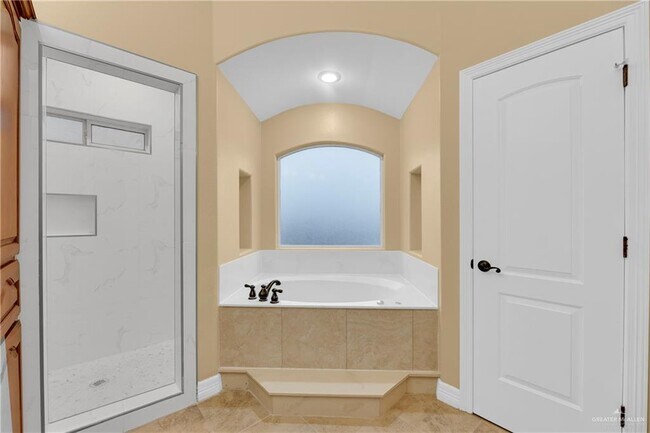 Building Photo - 3218 Lerma Dr