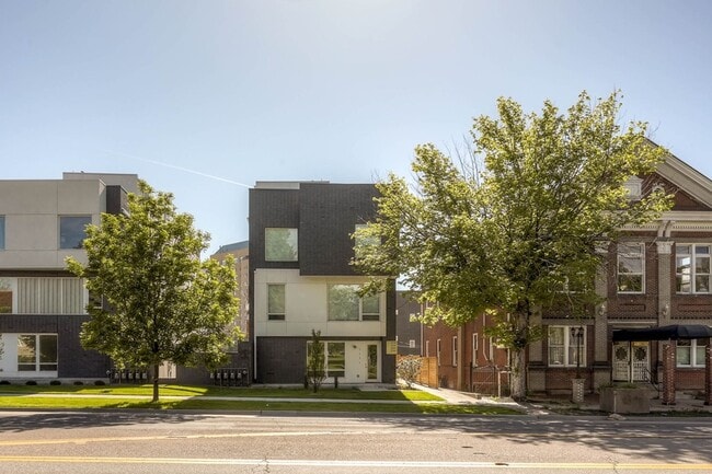 Primary Photo - City View Haven: Modern 2-Bed Townhome in ...