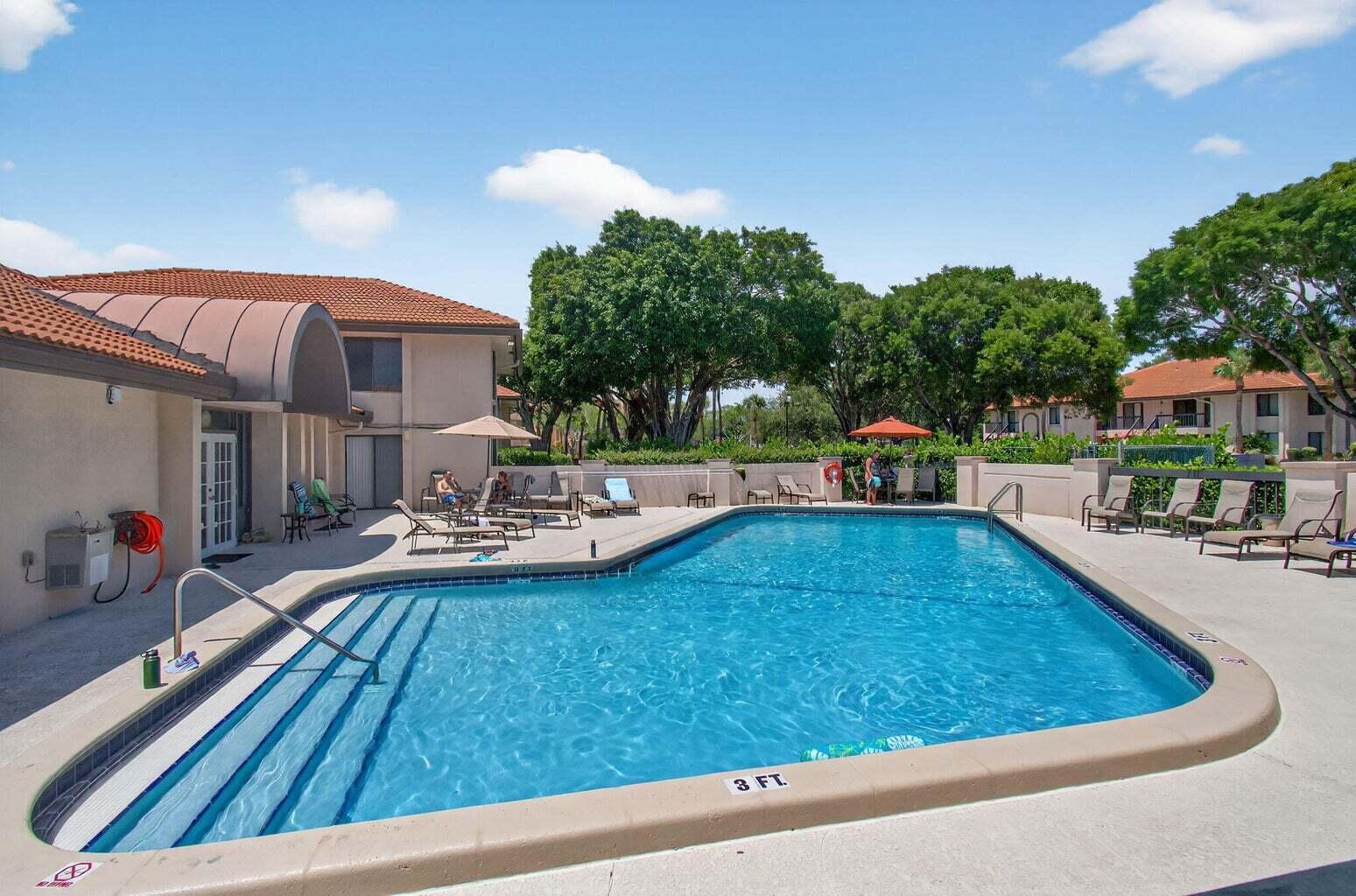 Building Photo - 400 Club Cir