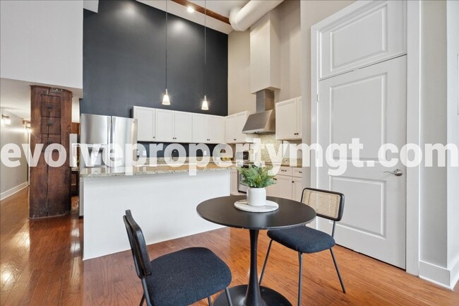Building Photo - Downtown Living at Its Finest – Spacious 2...