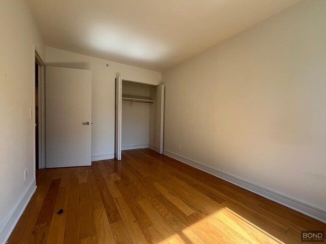 Building Photo - 323 W 96th St