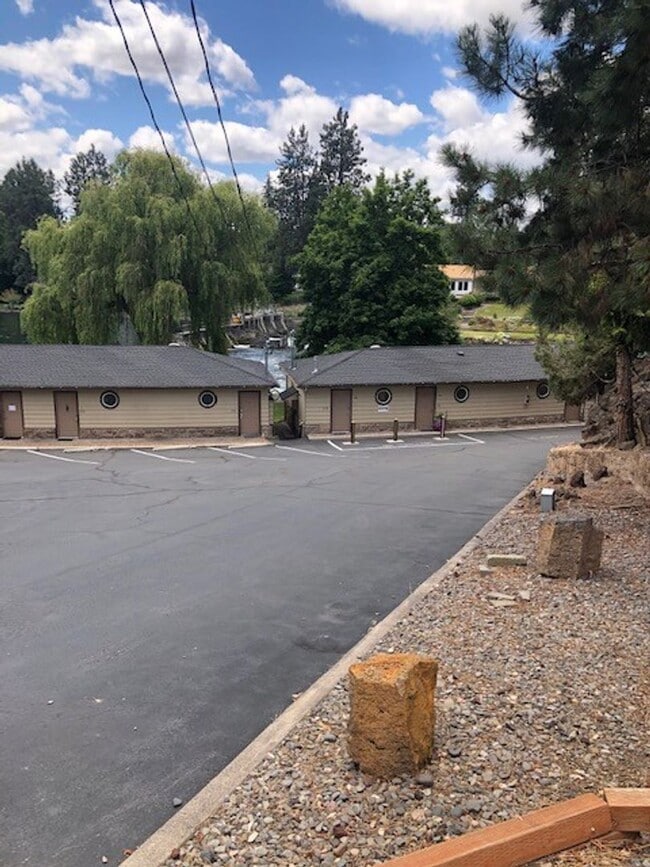 Building Photo - Large Studio Condo on Deschutes w/river trail access, minutes to downtown, heated pool, and cover...