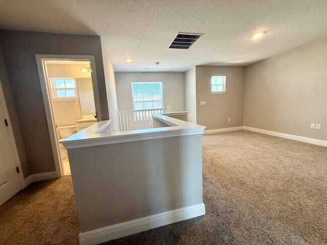 Building Photo - 5282 Neil Dr