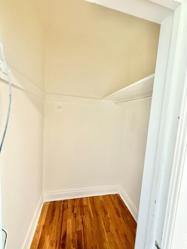 Building Photo - Unique Top floor Studio Apartment in Eclectic Capitol Hill House! Available Now!