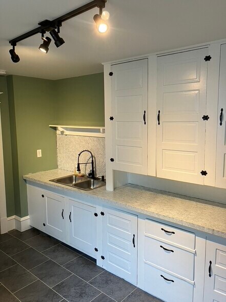 Building Photo - 1302 Hillside Ave