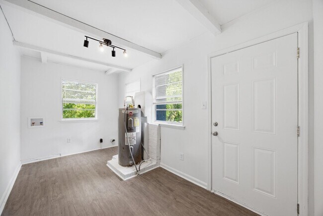 Building Photo - 3826 Kingwood Cir