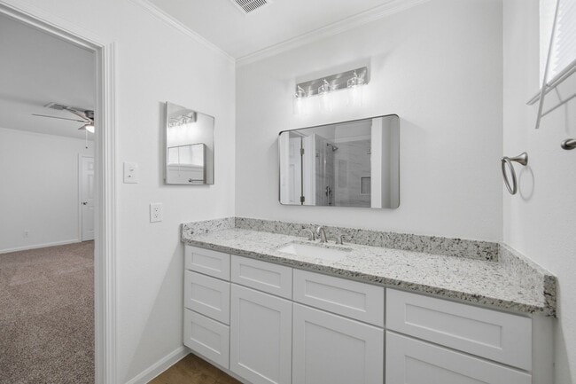 Building Photo - Charming 3BR House in Houston