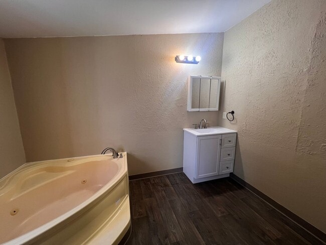 Building Photo - Spacious 5 Bedroom, 3 Bath Home with finished basement – Near Merdian and Pawnee – Available Now!