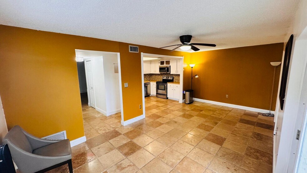 Building Photo - 600 Waverly Ln