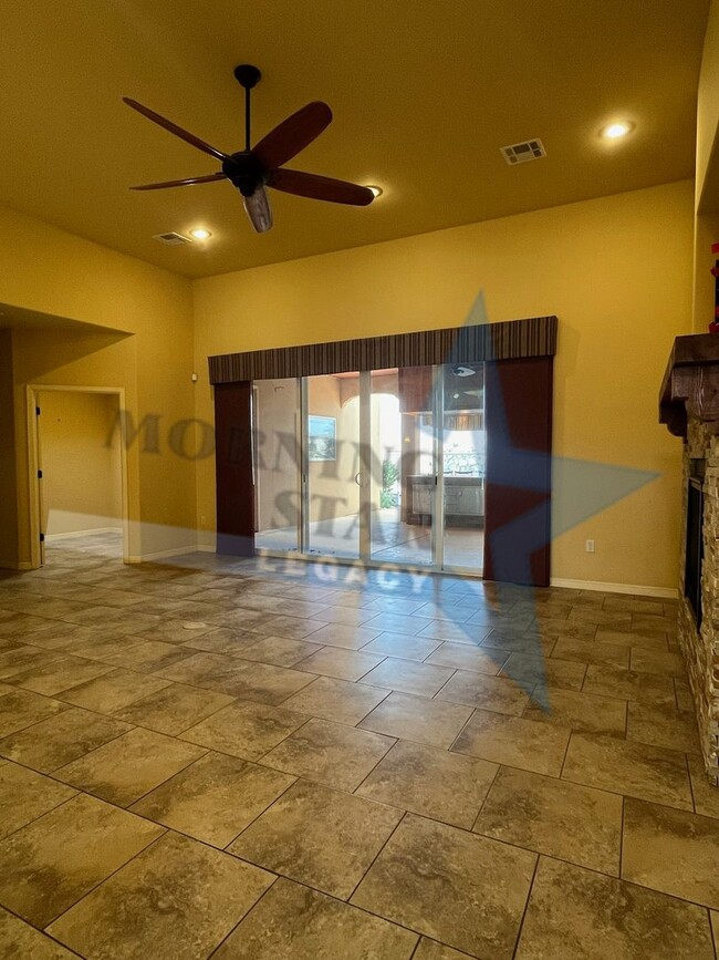 Building Photo - Spacious 3Bd/3Bth in gated community!