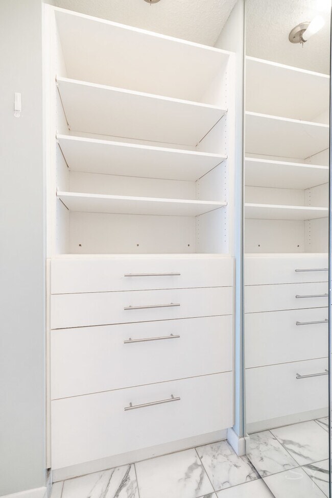 Building Photo - 10 E Ontario St