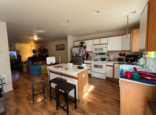 Building Photo - 2 Bed/1.5 Bath Unit in Triplex with Single...