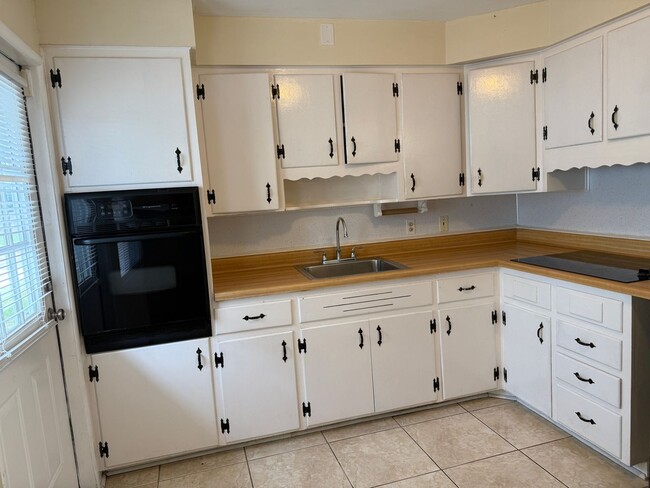Building Photo - Highly Desired Tyrone home 2/1.5