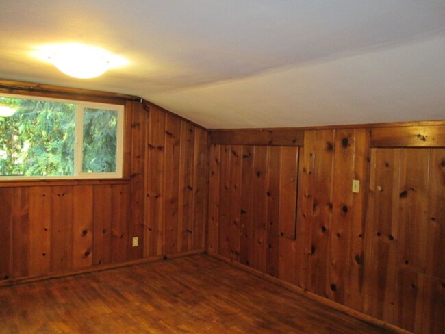 Building Photo - Edmonds Pine Park Tri-Level