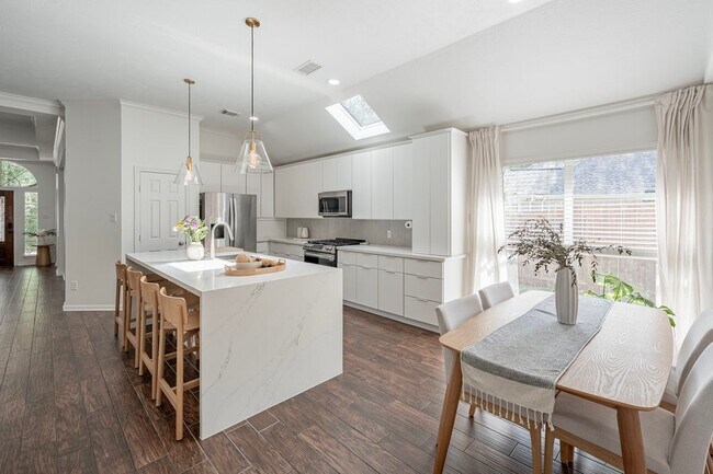 Building Photo - 11 E Sienna Pl