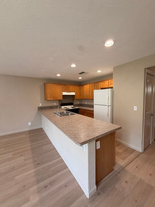 Building Photo - 3-Bedroom Duplex in Lowell