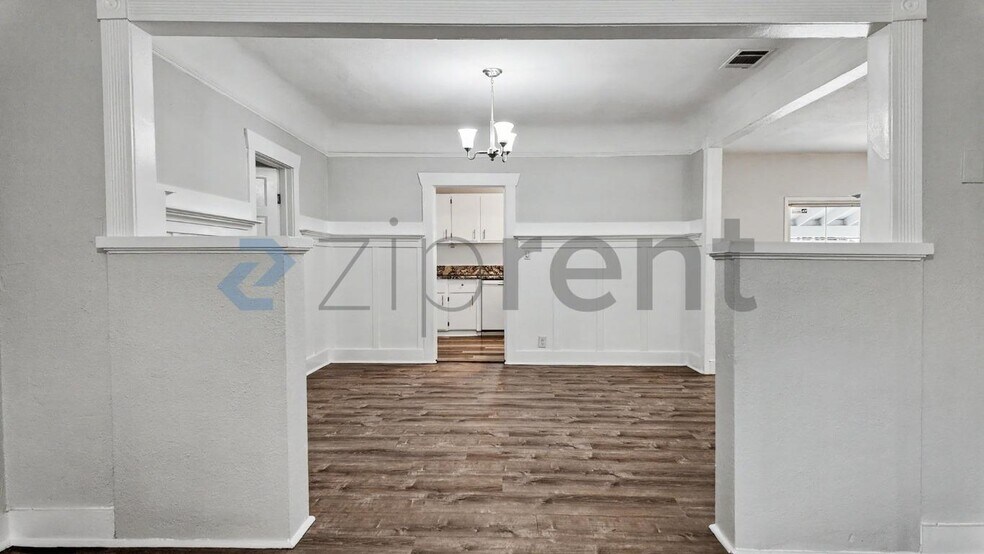 Building Photo - Unit