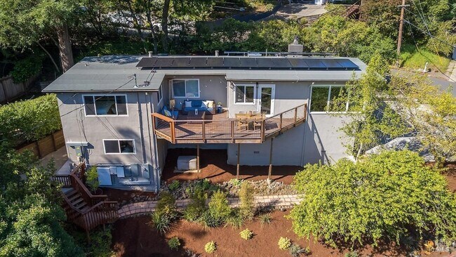 Building Photo - 5 Oak Springs Dr