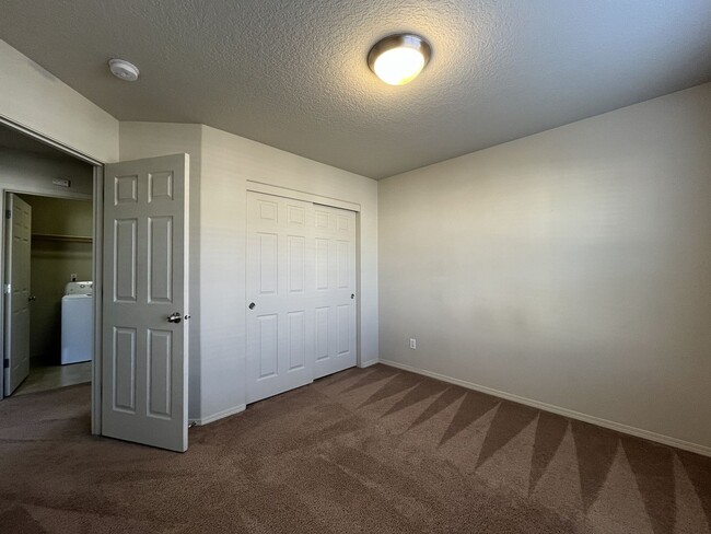 Building Photo - Charming 3-Bed, 3-Bath Home with Bright Ki...