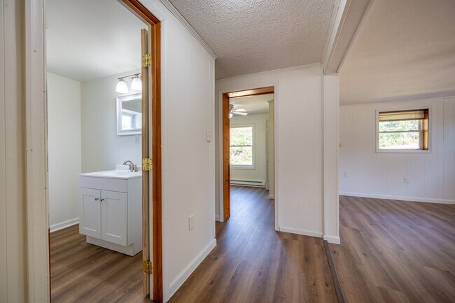 Building Photo - Updated 2 bedroom 1 bath in Fairlawn VA