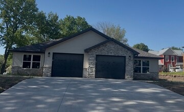 Building Photo - Benton duplex