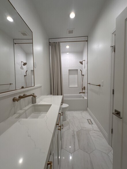 Building Photo - 905 Aurora Way