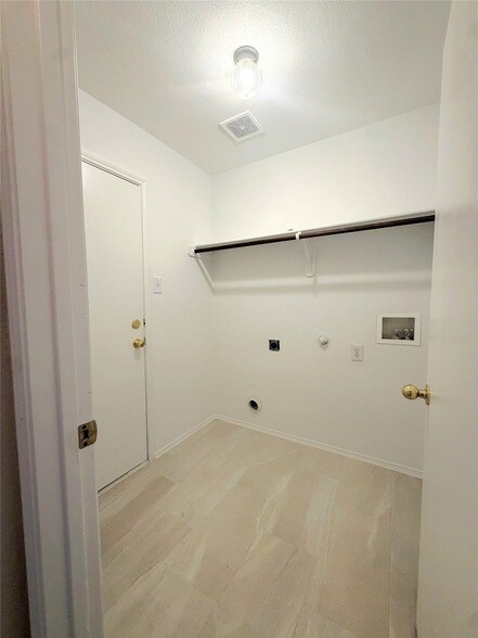 Building Photo - 715 Hallvale Dr