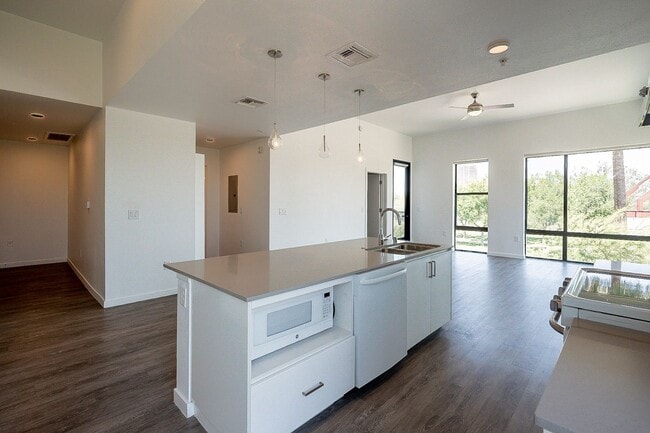 Building Photo - Live the Downtown Life! 2 Bedrooms!