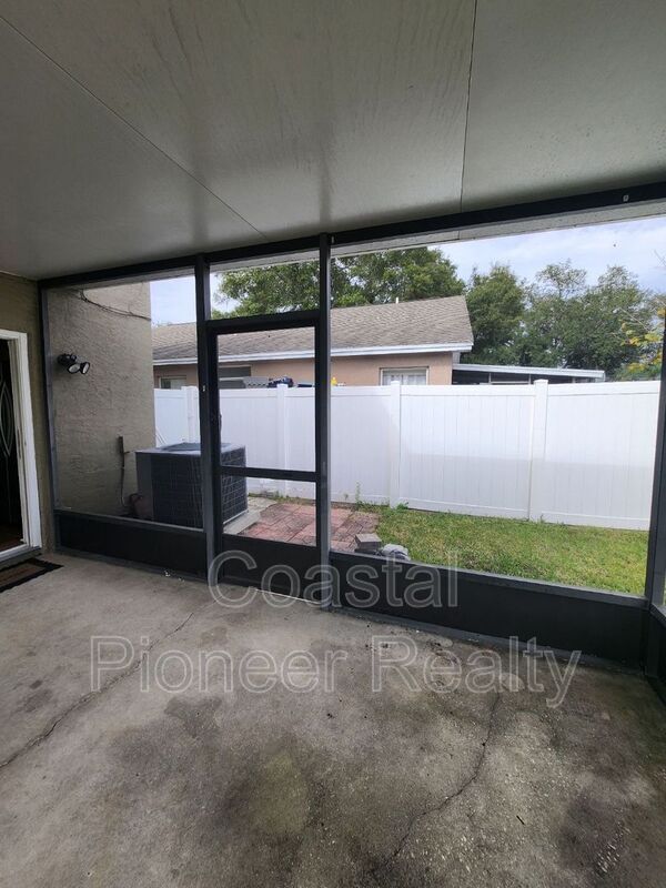 Building Photo - 10121 Sea spray Pl