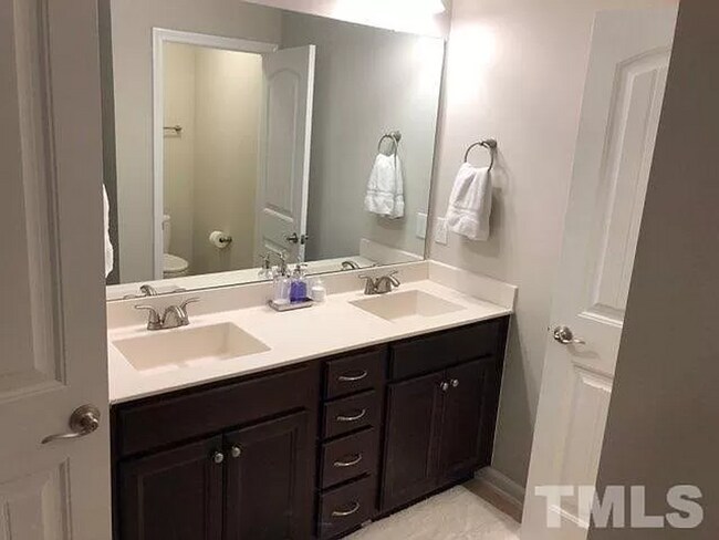 Building Photo - 3-Bedroom Townhome Available Eary July!