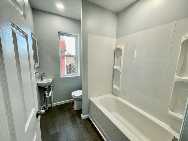 Building Photo - Bright and Updated 2 Bedroom 1.5 Bath House in Oakland