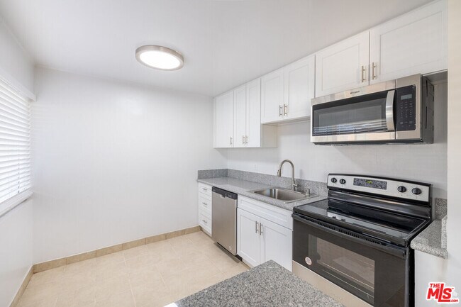 Building Photo - 5541 Newcastle Ave