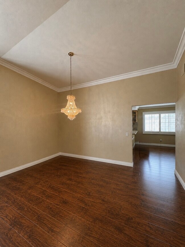 Building Photo - 606 Pinecrest Ln