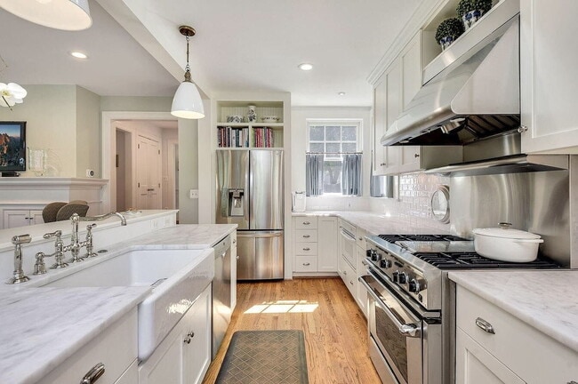 Building Photo - 3-Bed, 4-Bath Retreat in Chevy Chase!"