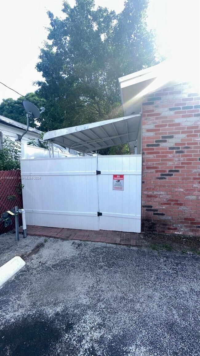 Building Photo - 2312 Van Buren St