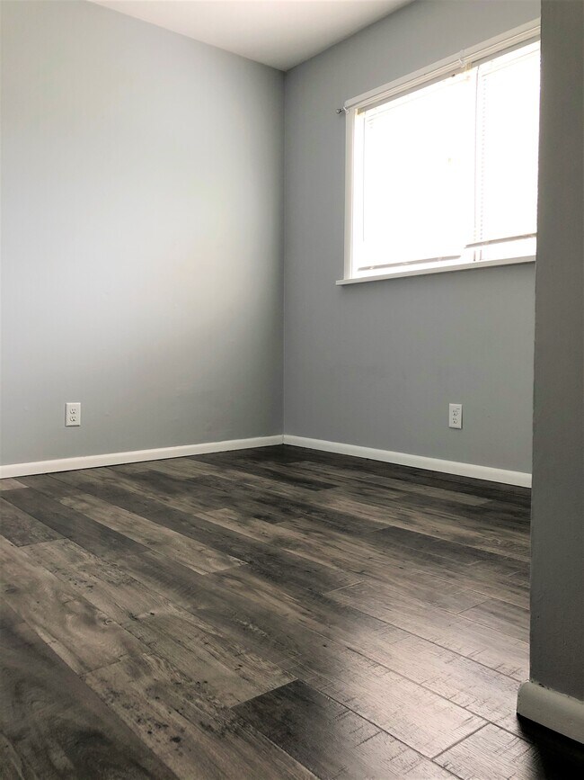 Building Photo - 3441 W Warren Dr