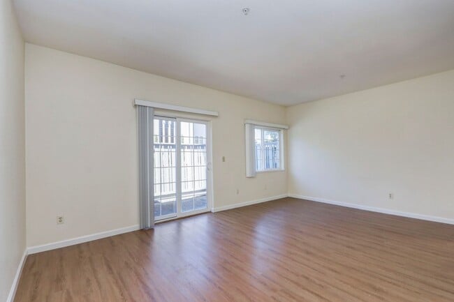 Building Photo - Large 2 Bed/2 Bath San Mateo condo near downtown with two parking spaces. YouTube Tour!!