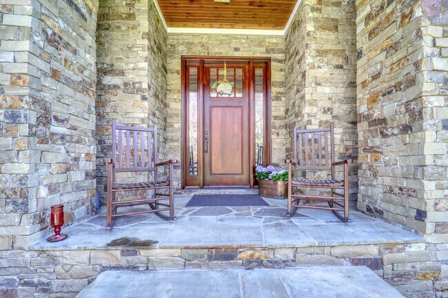 Building Photo - 137 N Ridge Ln