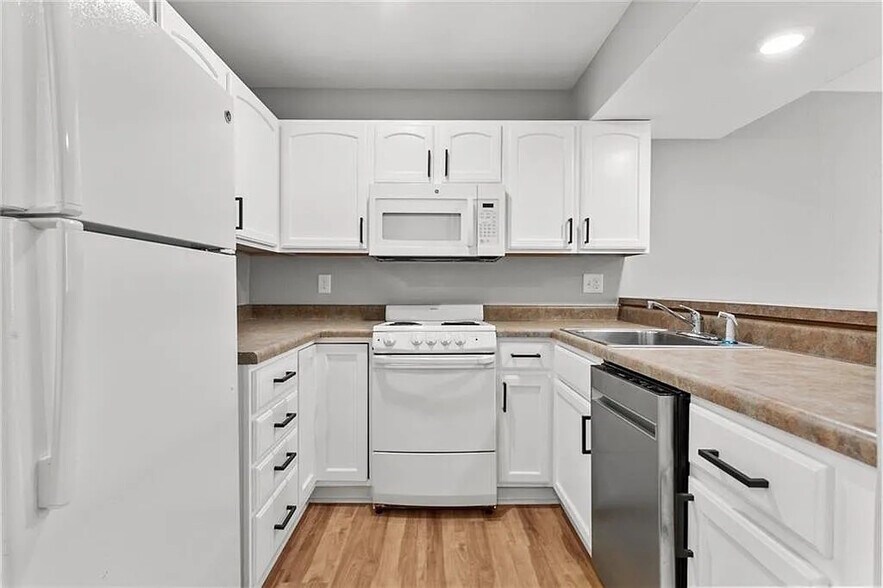Building Photo - 1505 W 25th Ct