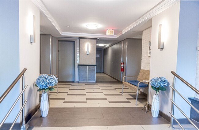 Building Photo - 32 Whites Ave