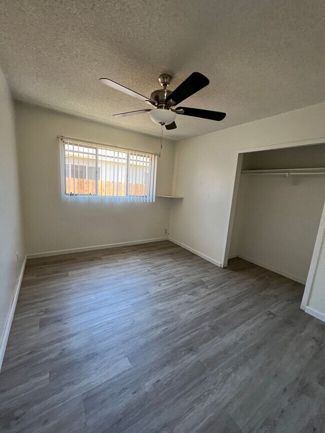 Building Photo - 5 bed 3 bath w/ large rooms and backyard