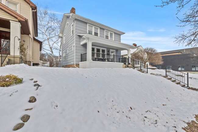 Building Photo - Grandview Classic with Historic Charm