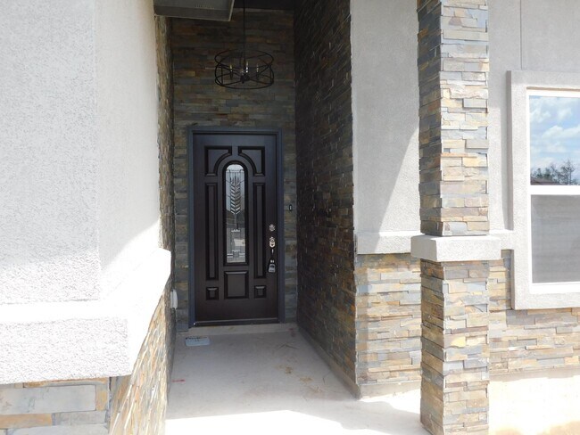 Building Photo - 2023 Beautiful 3 bedroom 2 bath