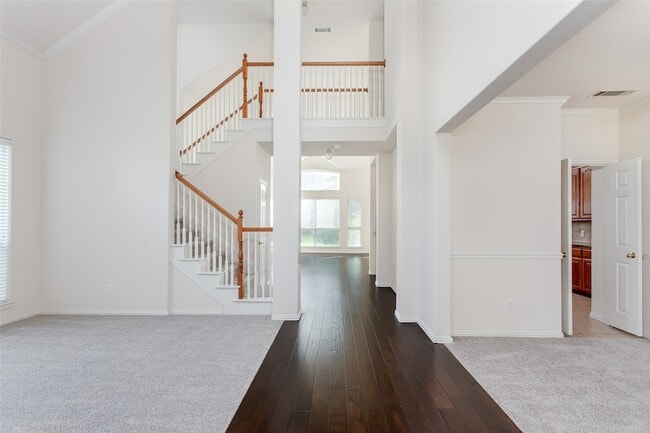 Building Photo - 915 Falcon Trail