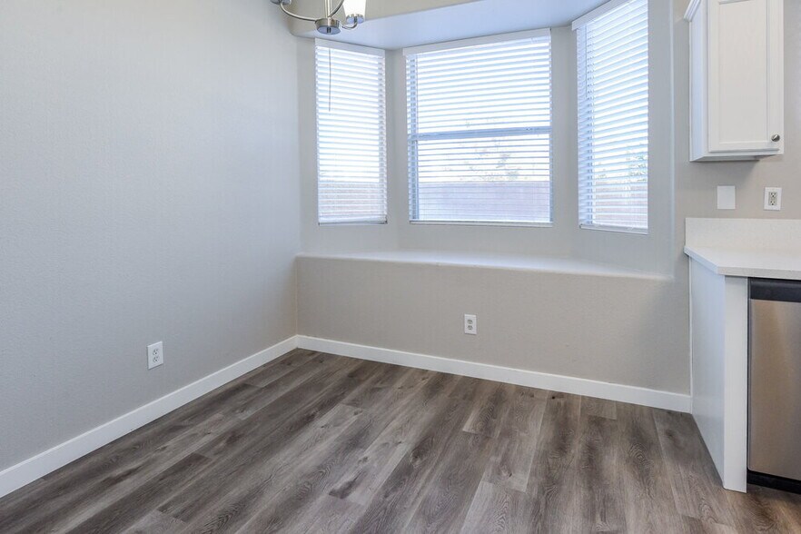 Building Photo - 7534 Luna Del Rey St