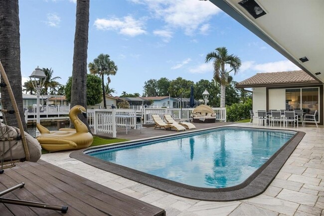 Building Photo - 1419 NE 57th St