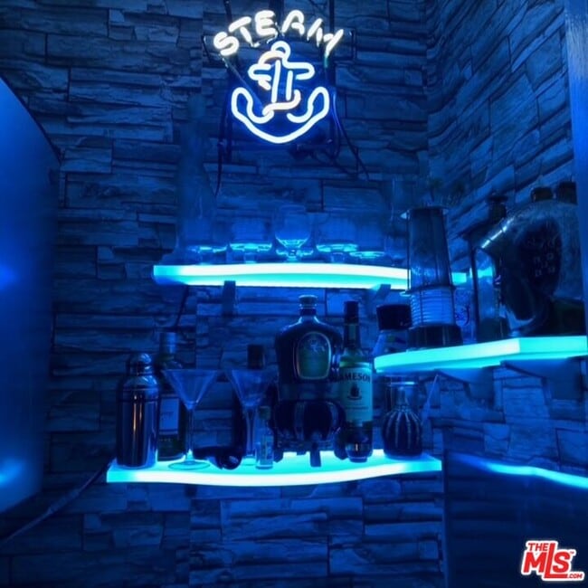 Building Photo - 1362 Masselin Ave