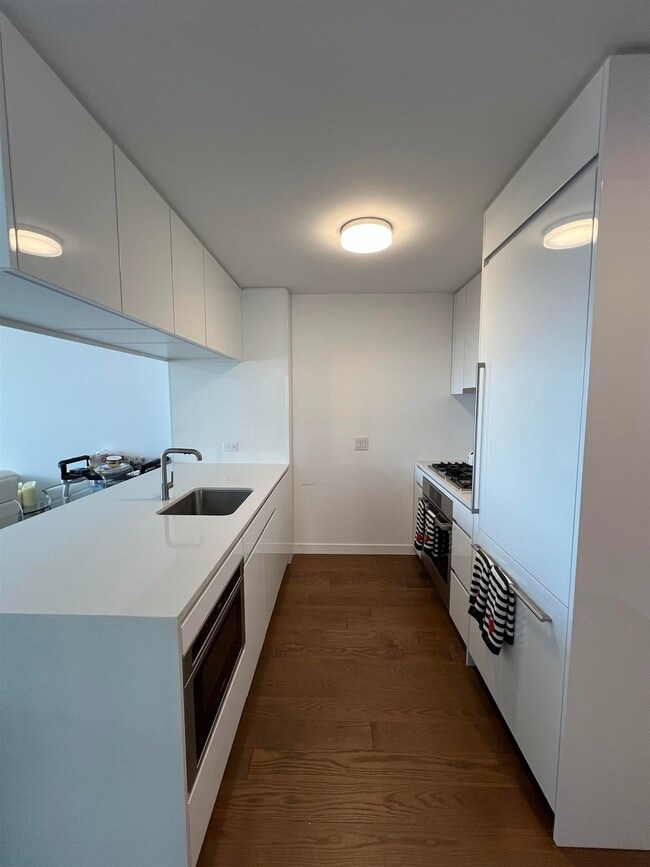 Building Photo - 99 Hudson St